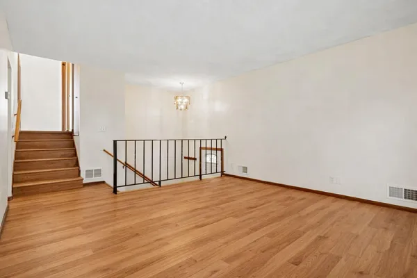 $2,550 | 2489 Woodbridge Street, Roseville, MN 55113