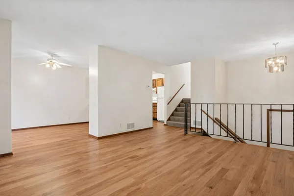 $2,550 | 2489 Woodbridge Street, Roseville, MN 55113