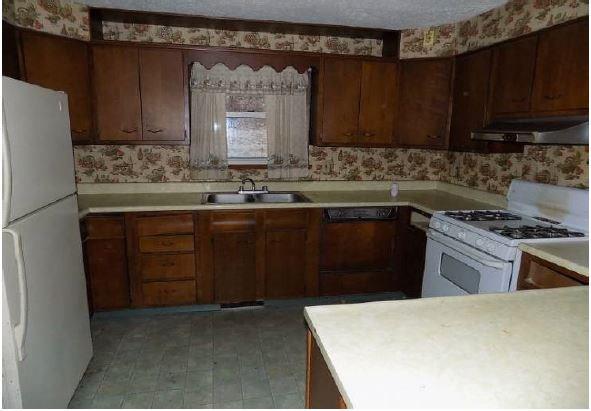 239 Spring Valley Road Jeannette, PA 15644 - Photo 3 of 4