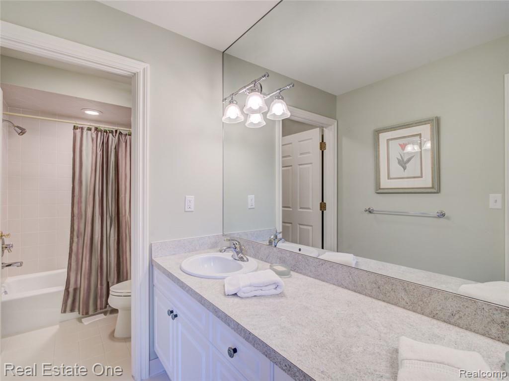 2888 Birnam Court Rochester, MI 48306 - Photo 37 of 52 DSC06702_3_4.jpg