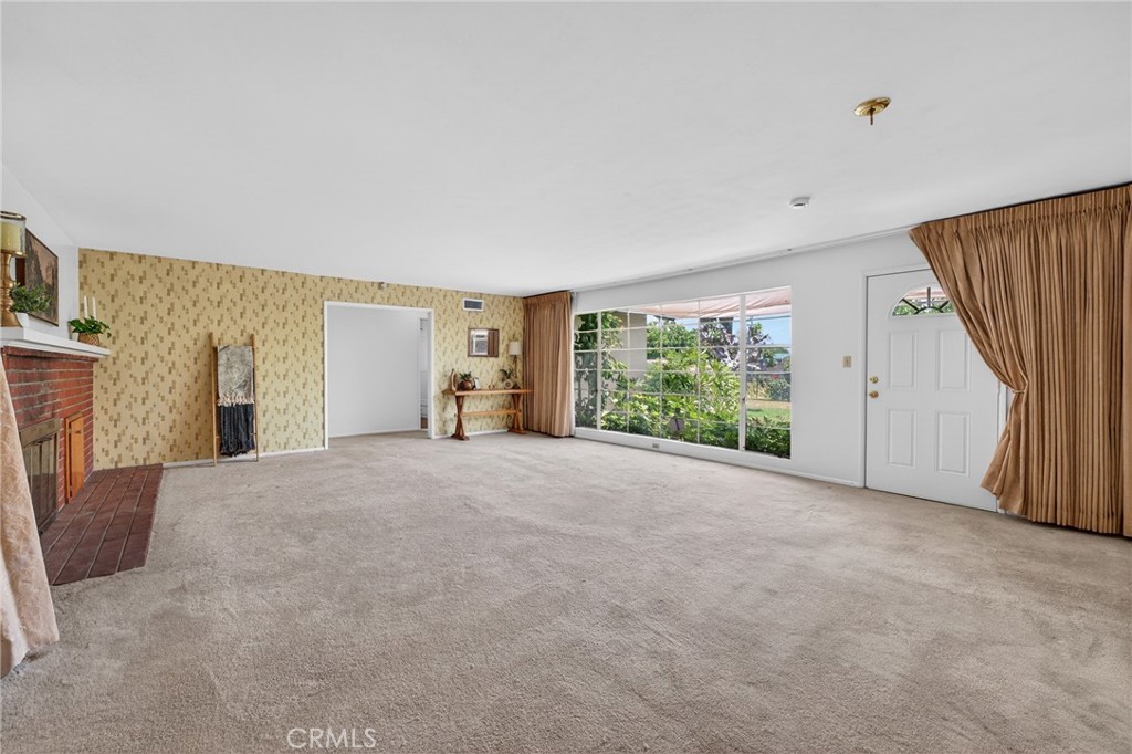 977 North Riverside Avenue Rialto, CA 92376 - Photo 6 of 39 Living Room