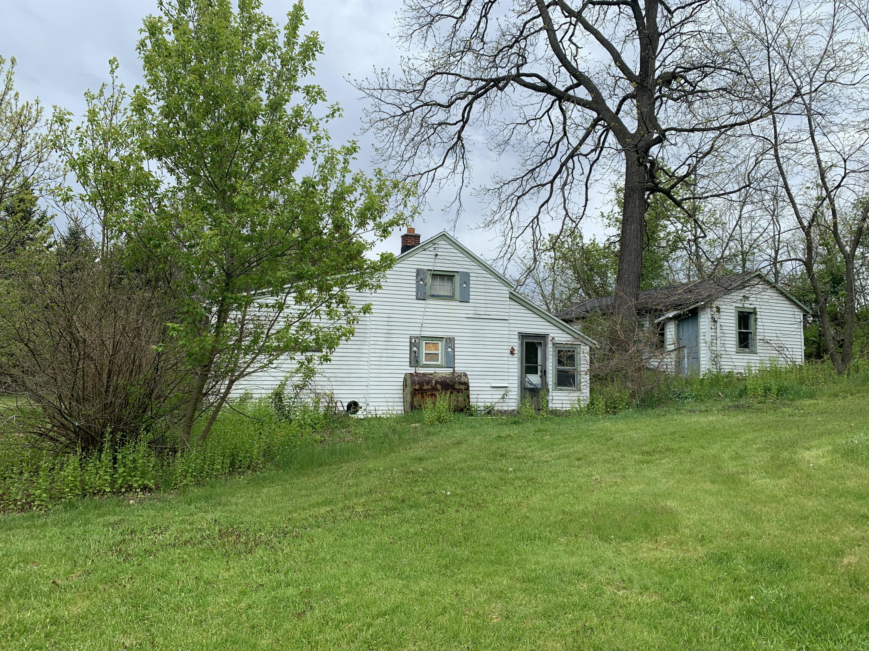 N76-w28065 Center Oak Road Merton, WI 53029 - Photo 2 of 11 Center Oak Back
