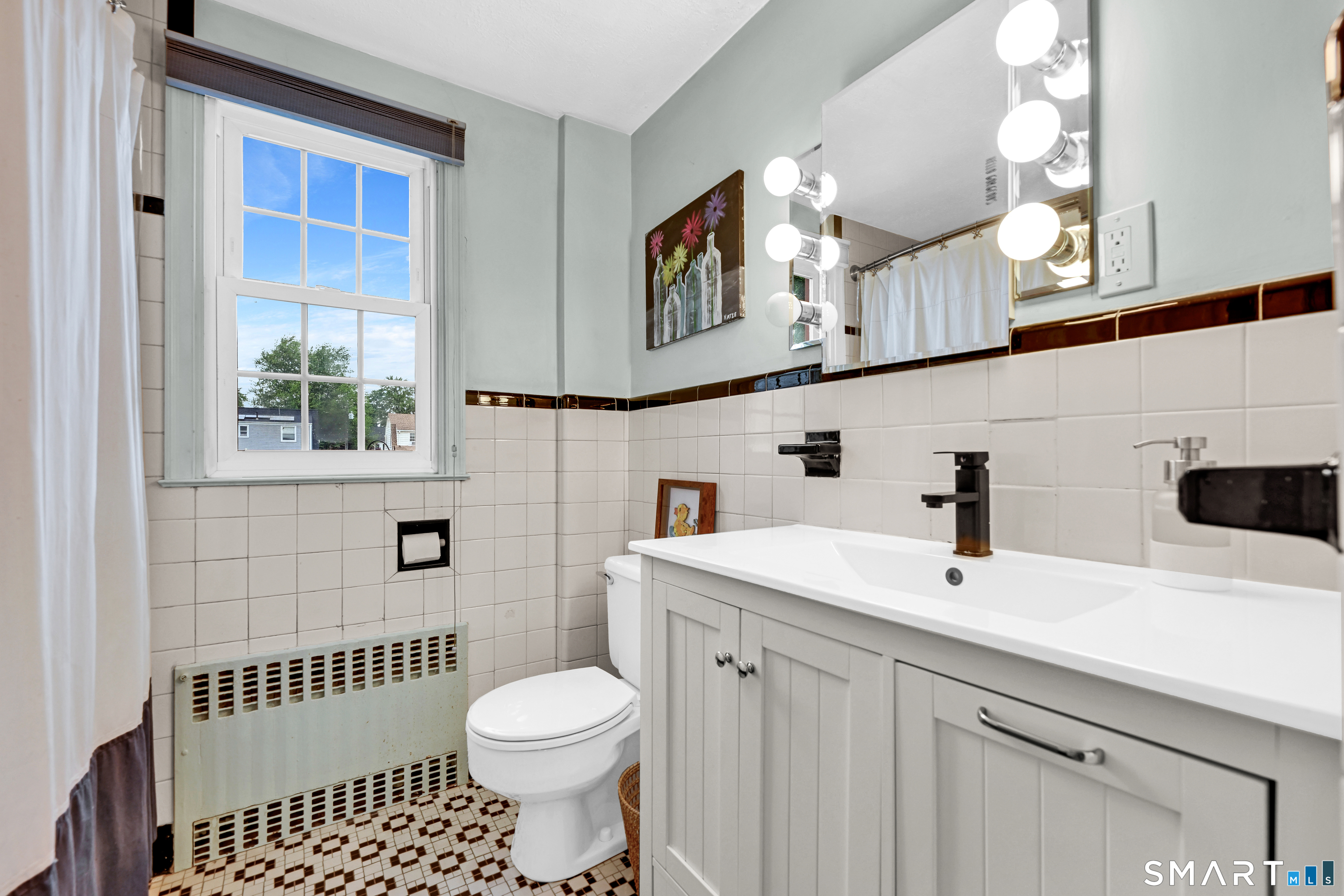 37 Chamberlain Road Wethersfield, CT 06109 - Photo 12 of 27 Newer vanity, tub/shower