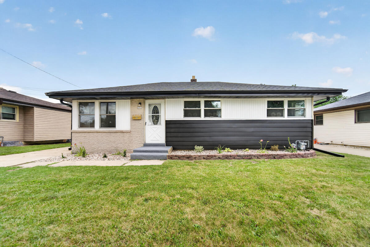 2702 Loraine Avenue Racine, WI 53404 - Photo 1 of 18 DSC06431