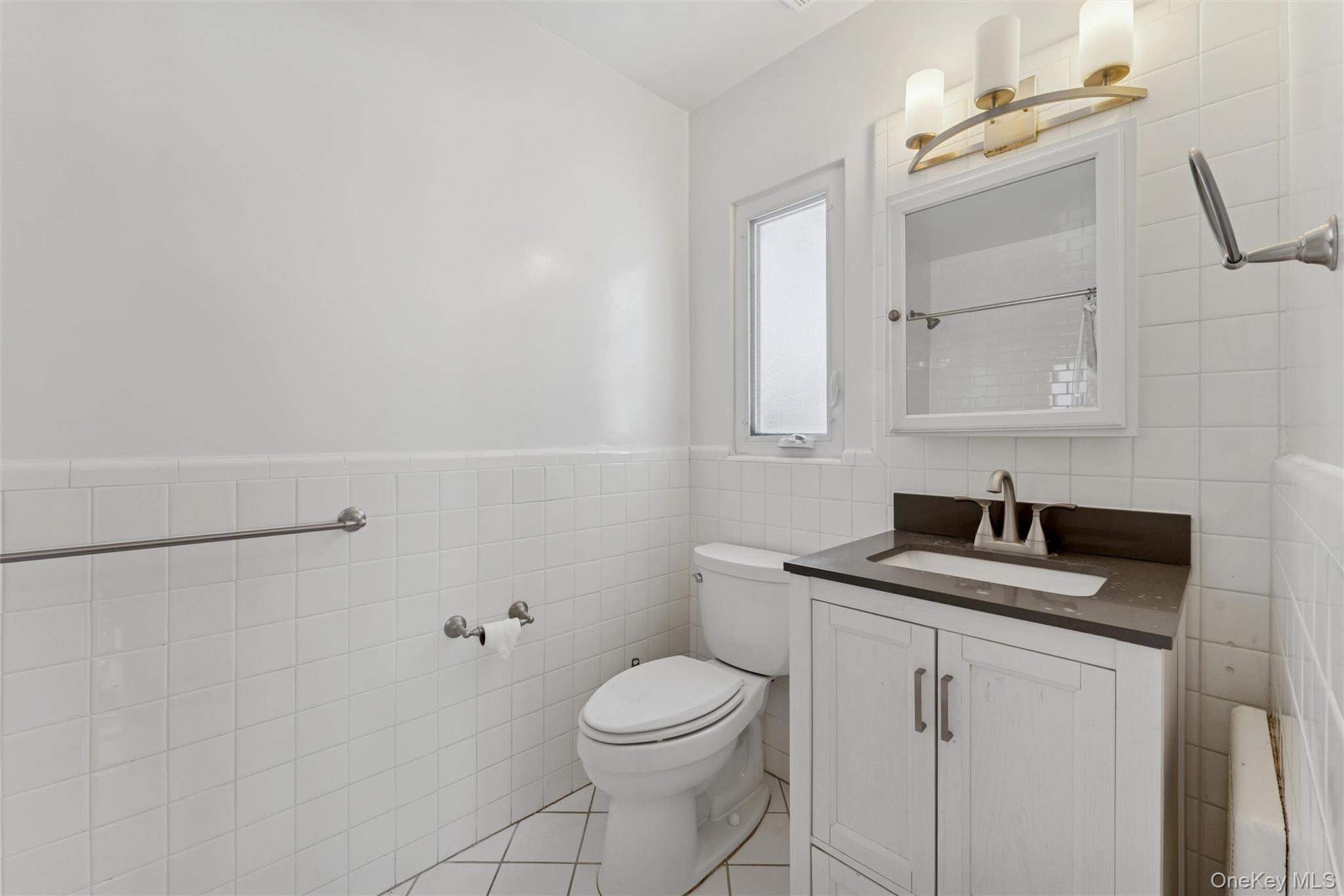 232 Round Hill Road Roslyn Heights, NY 11577 - Photo 11 of 15