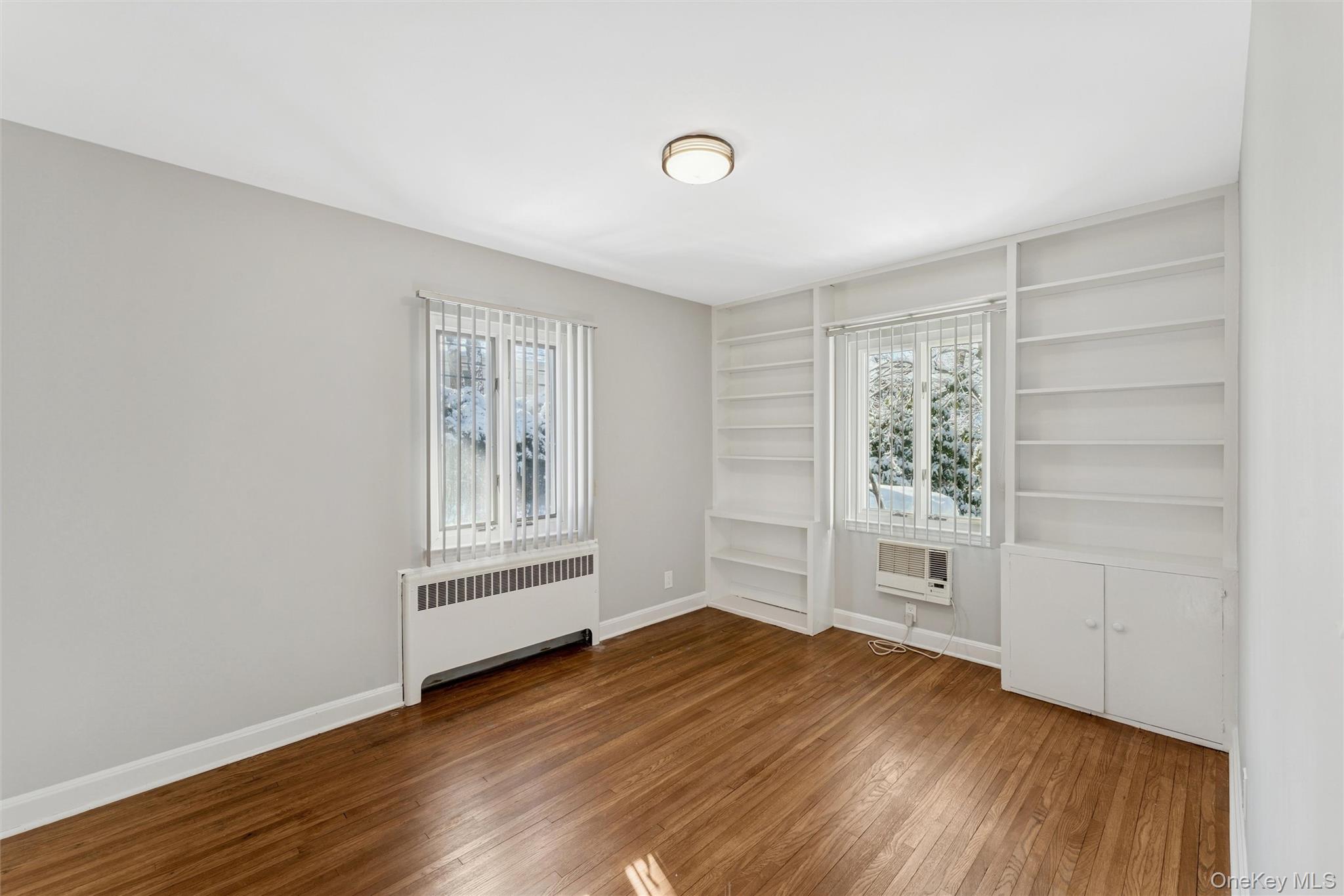 232 Round Hill Road Roslyn Heights, NY 11577 - Photo 12 of 15