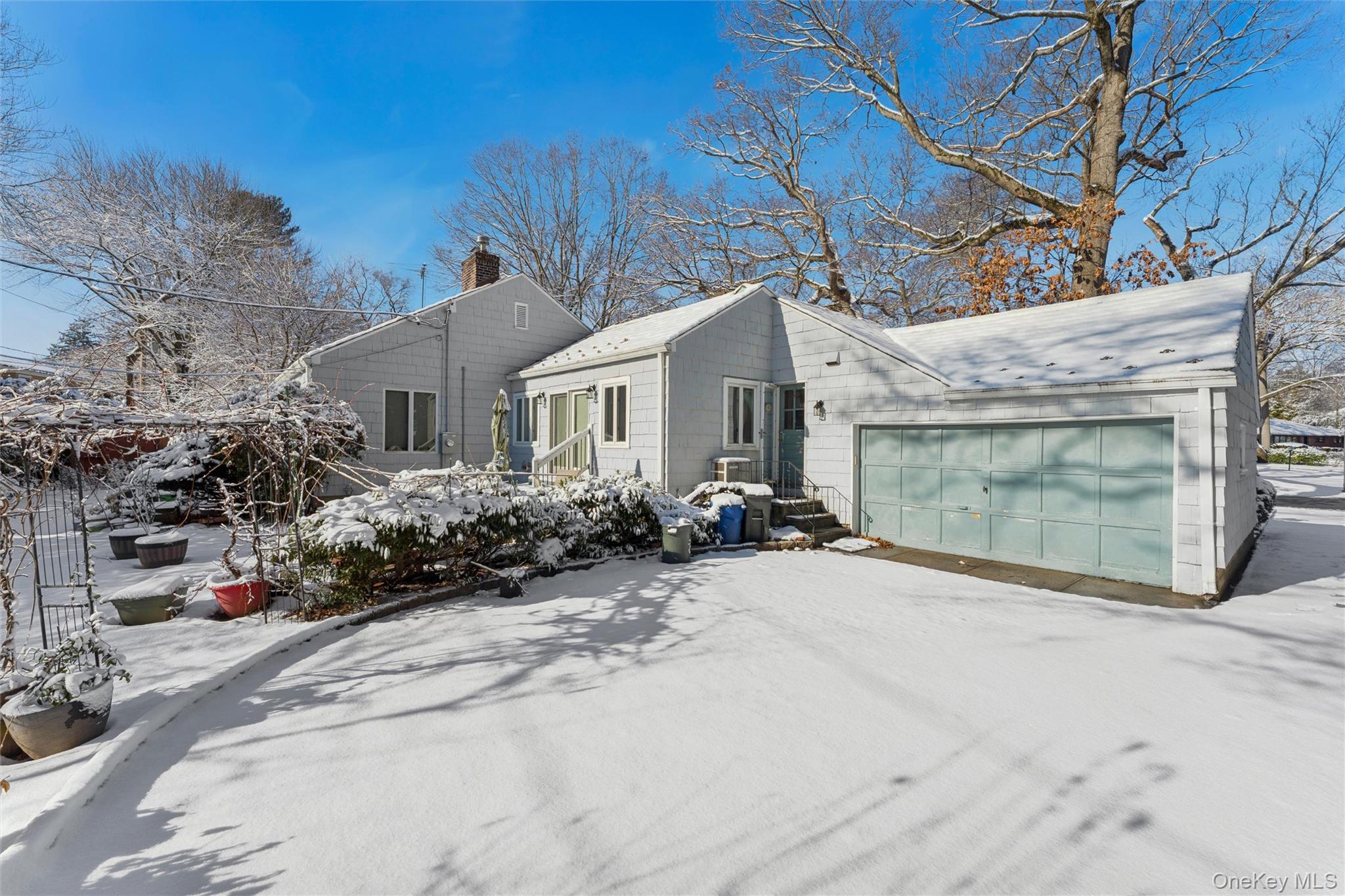 232 Round Hill Road Roslyn Heights, NY 11577 - Photo 14 of 15