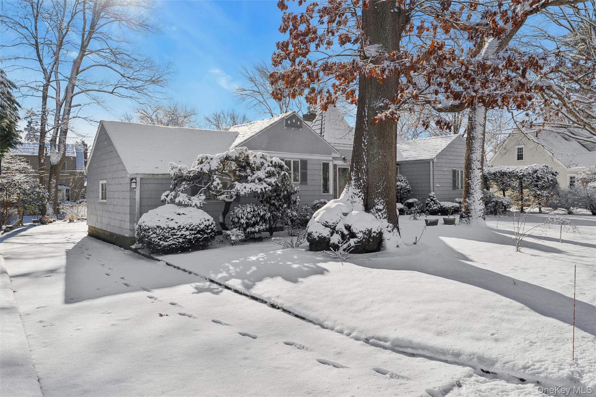 232 Round Hill Road Roslyn Heights, NY 11577 - Photo 15 of 15