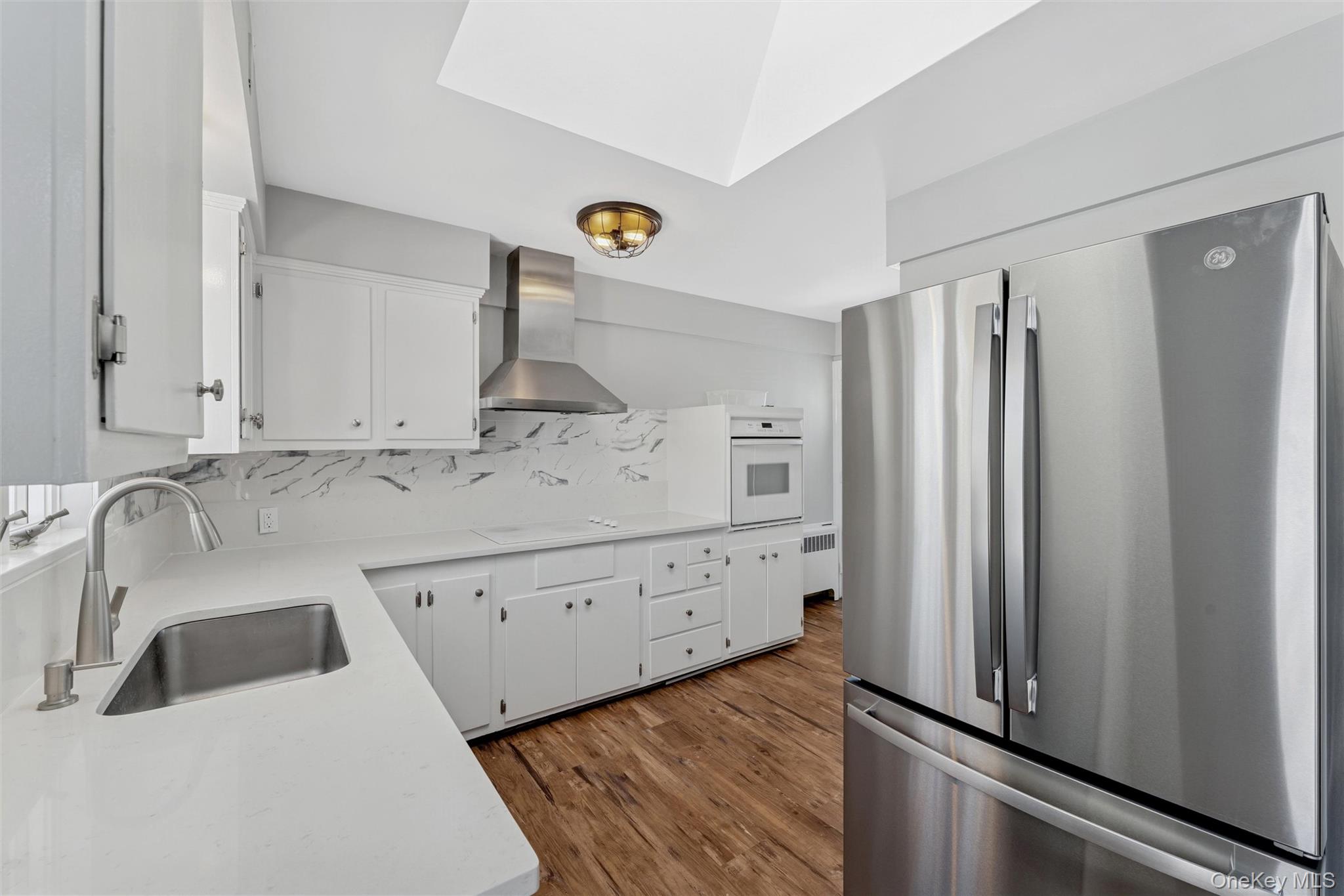 232 Round Hill Road Roslyn Heights, NY 11577 - Photo 2 of 15