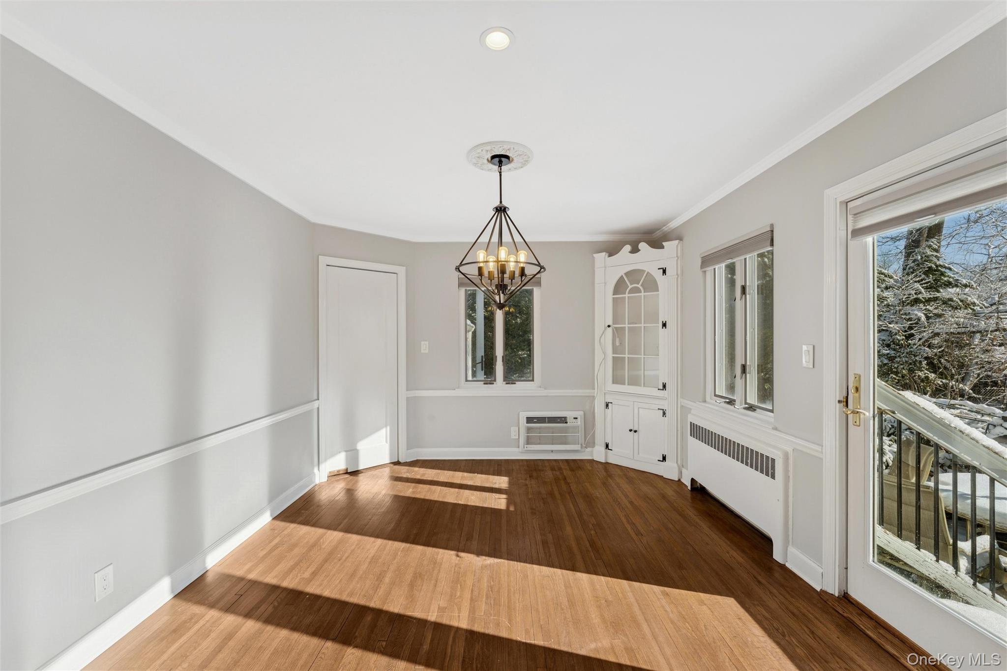 232 Round Hill Road Roslyn Heights, NY 11577 - Photo 10 of 15