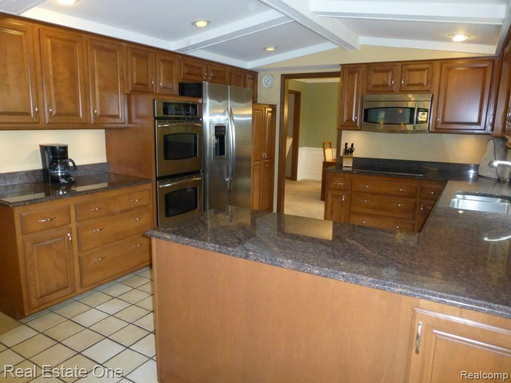 2581 Topsham Drive Rochester, MI 48306 - Photo 9 of 24 P1010074.jpg