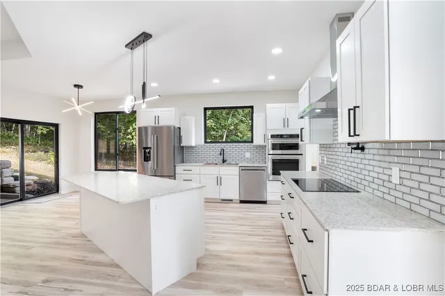 $562,500 | 516 Imperial Point Drive, Four Seasons, MO 65049