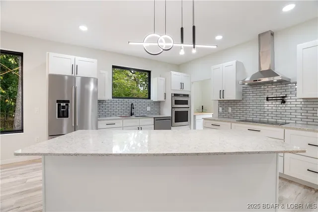 $562,500 | 516 Imperial Point Drive, Four Seasons, MO 65049