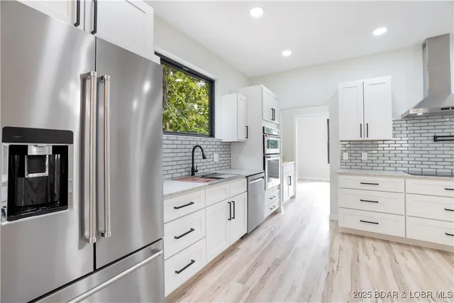 $562,500 | 516 Imperial Point Drive, Four Seasons, MO 65049