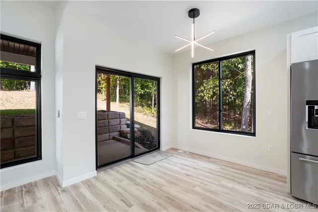 $562,500 | 516 Imperial Point Drive, Four Seasons, MO 65049