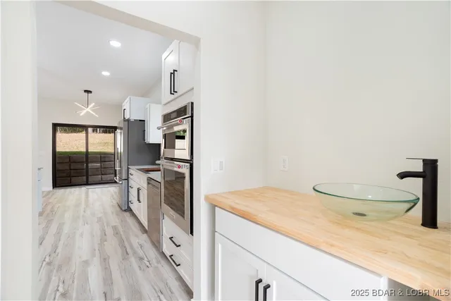 $562,500 | 516 Imperial Point Drive, Four Seasons, MO 65049