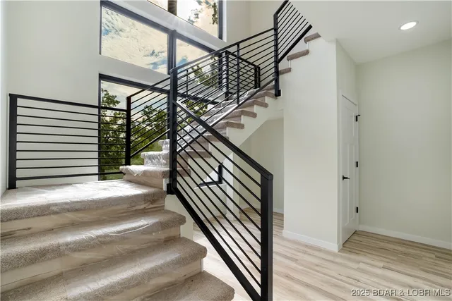 $562,500 | 516 Imperial Point Drive, Four Seasons, MO 65049