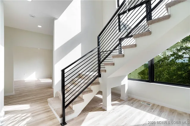 $562,500 | 516 Imperial Point Drive, Four Seasons, MO 65049