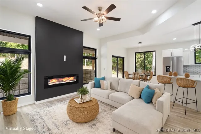 $562,500 | 516 Imperial Point Drive, Four Seasons, MO 65049