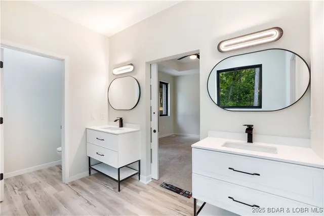 $562,500 | 516 Imperial Point Drive, Four Seasons, MO 65049