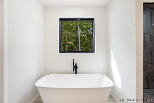 $562,500 | 516 Imperial Point Drive, Four Seasons, MO 65049