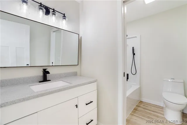 $562,500 | 516 Imperial Point Drive, Four Seasons, MO 65049