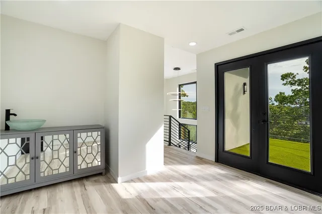 $562,500 | 516 Imperial Point Drive, Four Seasons, MO 65049