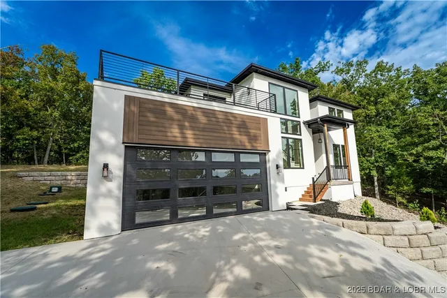 $562,500 | 516 Imperial Point Drive, Four Seasons, MO 65049