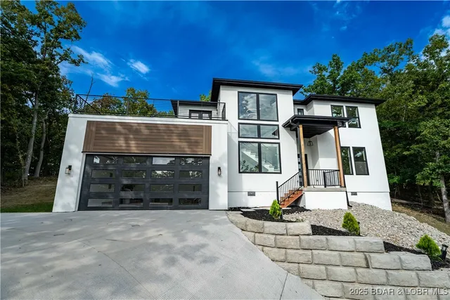 $562,500 | 516 Imperial Point Drive, Four Seasons, MO 65049