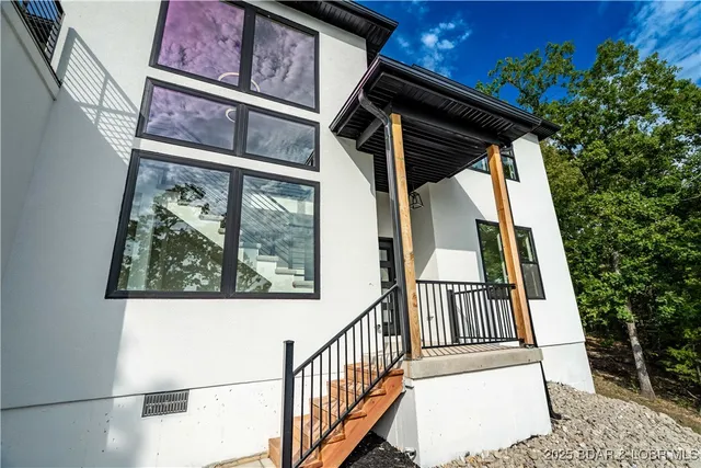 $562,500 | 516 Imperial Point Drive, Four Seasons, MO 65049