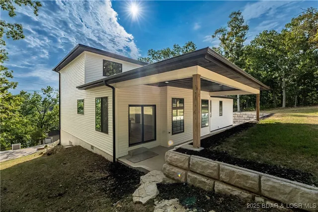 $562,500 | 516 Imperial Point Drive, Four Seasons, MO 65049