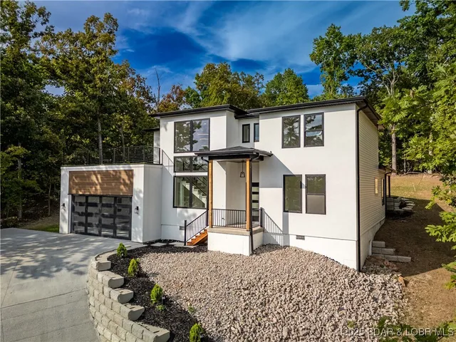 $562,500 | 516 Imperial Point Drive, Four Seasons, MO 65049