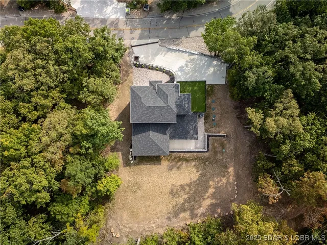 $562,500 | 516 Imperial Point Drive, Four Seasons, MO 65049