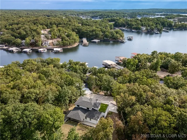 $562,500 | 516 Imperial Point Drive, Four Seasons, MO 65049