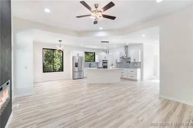 $562,500 | 516 Imperial Point Drive, Four Seasons, MO 65049