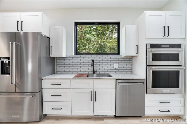 $562,500 | 516 Imperial Point Drive, Four Seasons, MO 65049