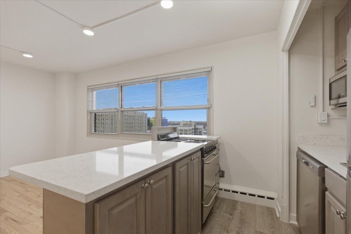 5630 North Sheridan Road, Unit S1108 Chicago, IL 60660 - Photo 4 of 10