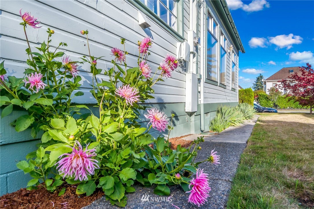 2220 Rockefeller Avenue Everett, WA 98201 - Photo 22 of 27 a view of house with a yard