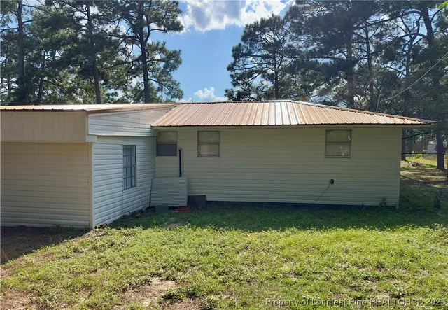 a view of a backyard