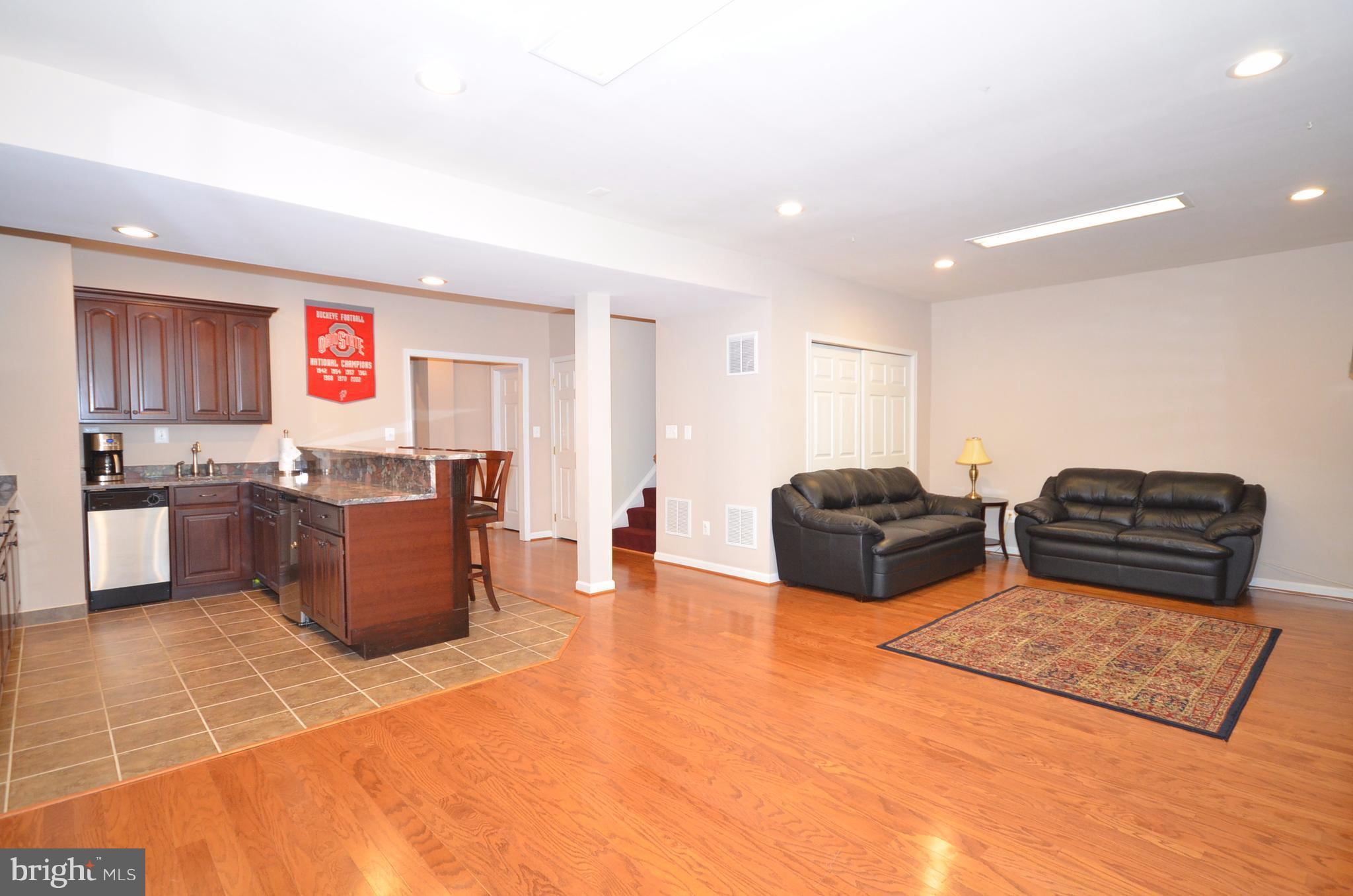 43629 Dunhill Cup Square Ashburn, VA 20147 - Photo 25 of 31 Recreation Room with Full Bath & Custom Bar