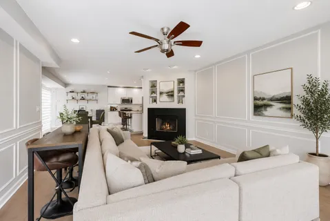 $585,000 | 308 West Evergreen Avenue, Unit 2, Chicago, IL 60610