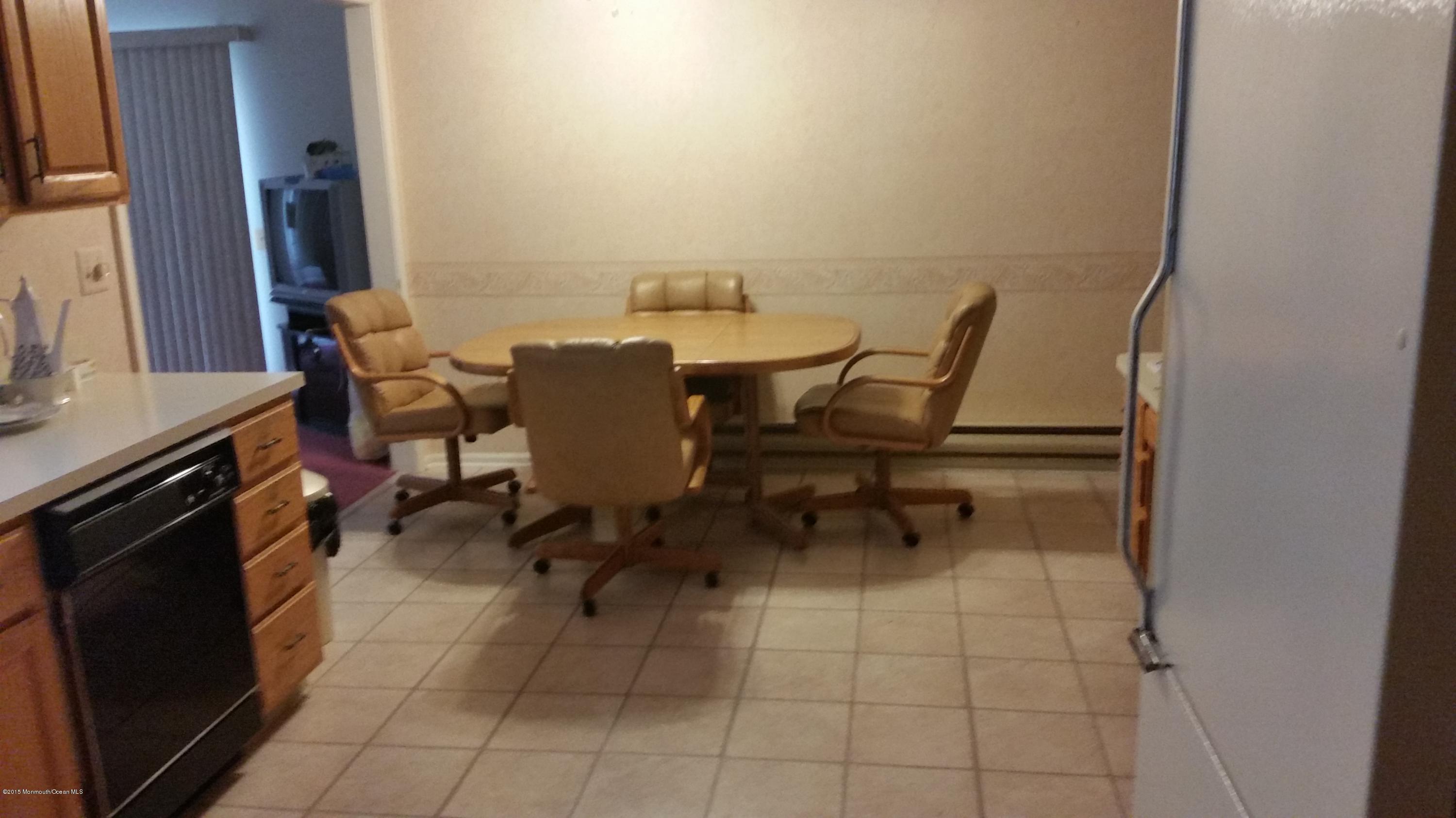 836 B Vail Road Monroe Township, NJ 08831 - Photo 2 of 4 Kitchen.jpg
