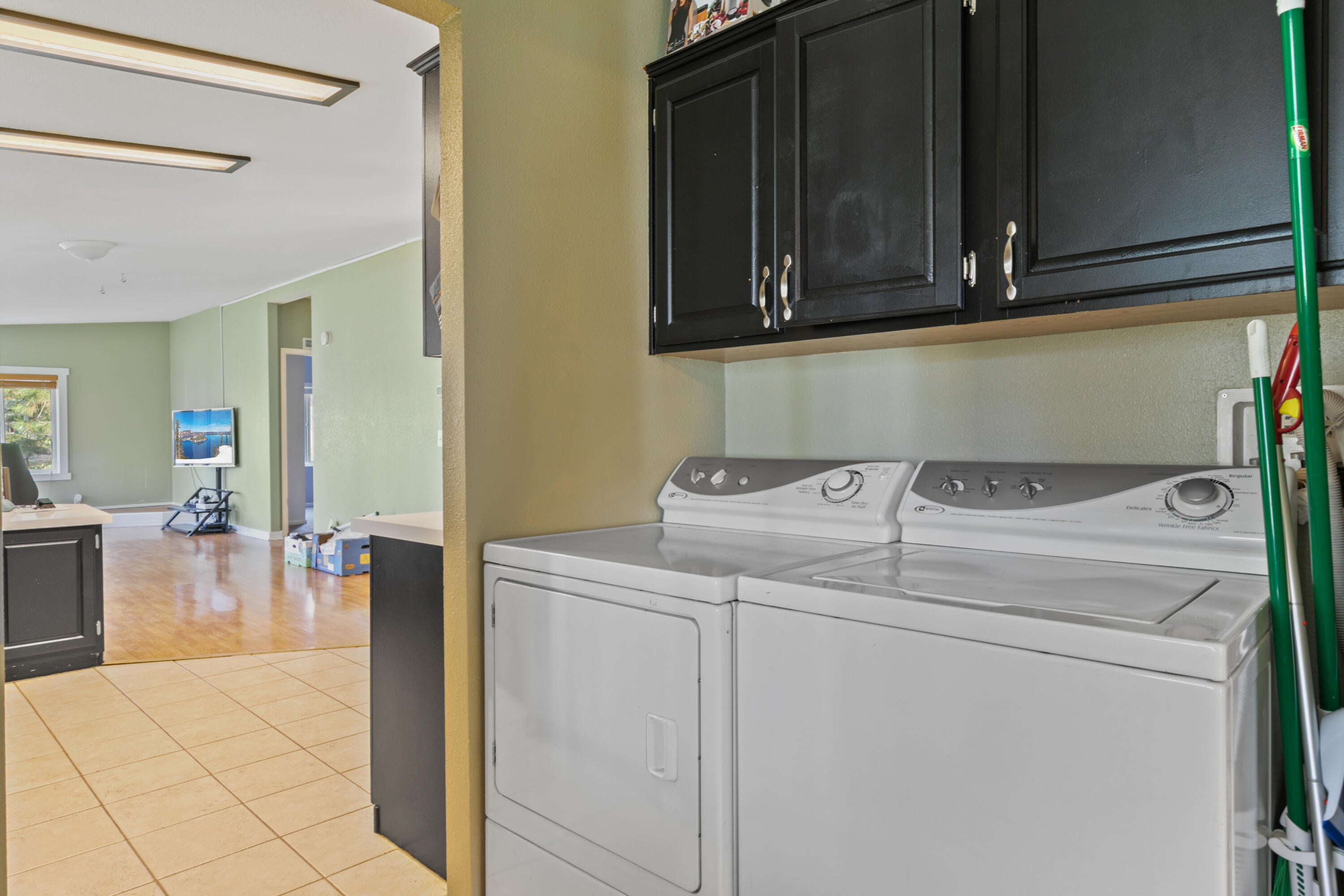 21 Anna Laura Road Jacksonville, OR 97530 - Photo 13 of 30 Laundry off kitchen.