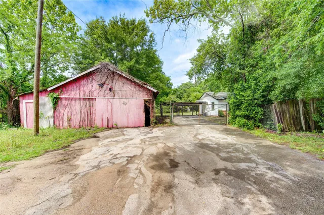 a view of a house with backyard and a garden
