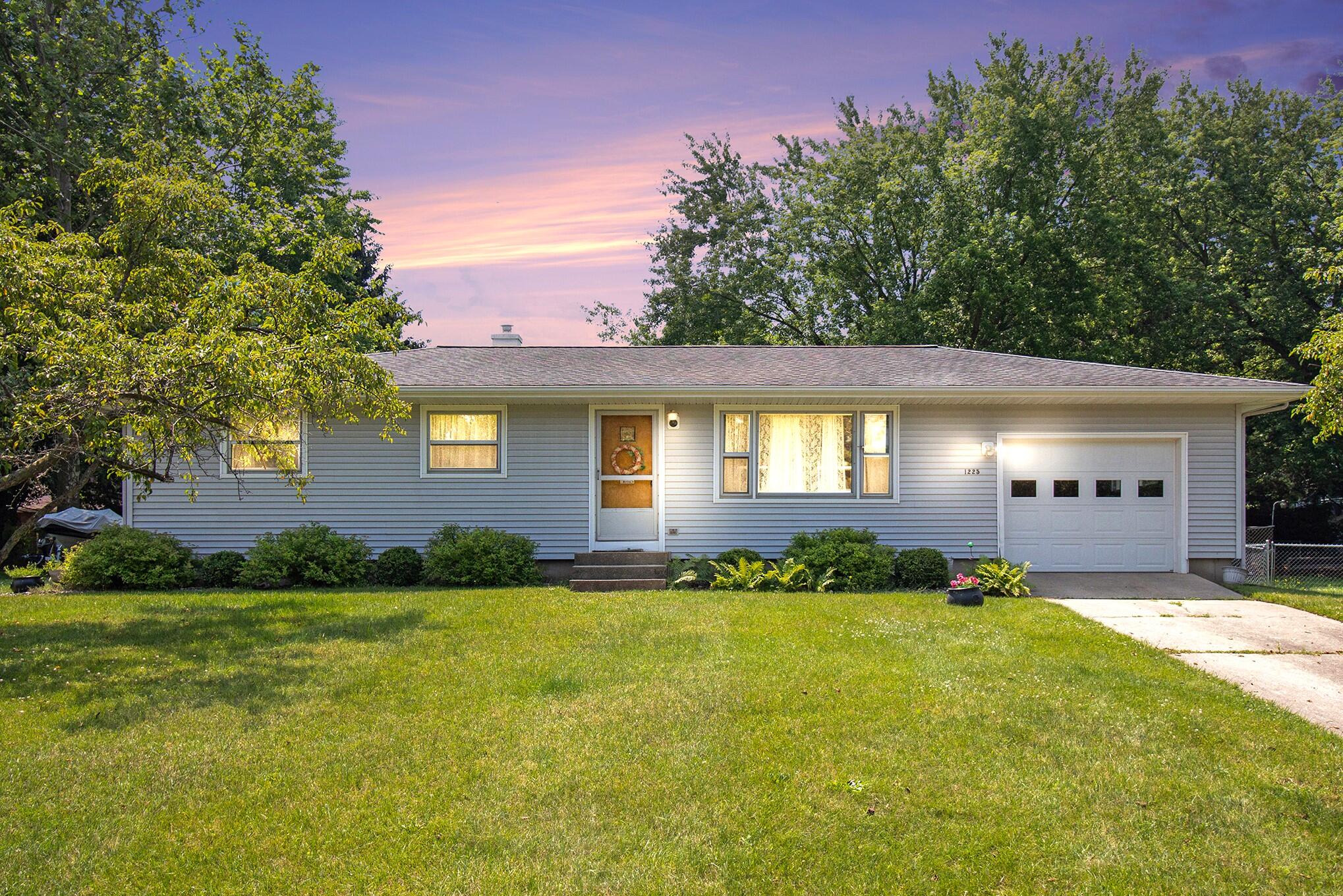 1225 Rockefeller Drive Jackson, MI 49203 - Photo 1 of 25 002_img_7865-twlight