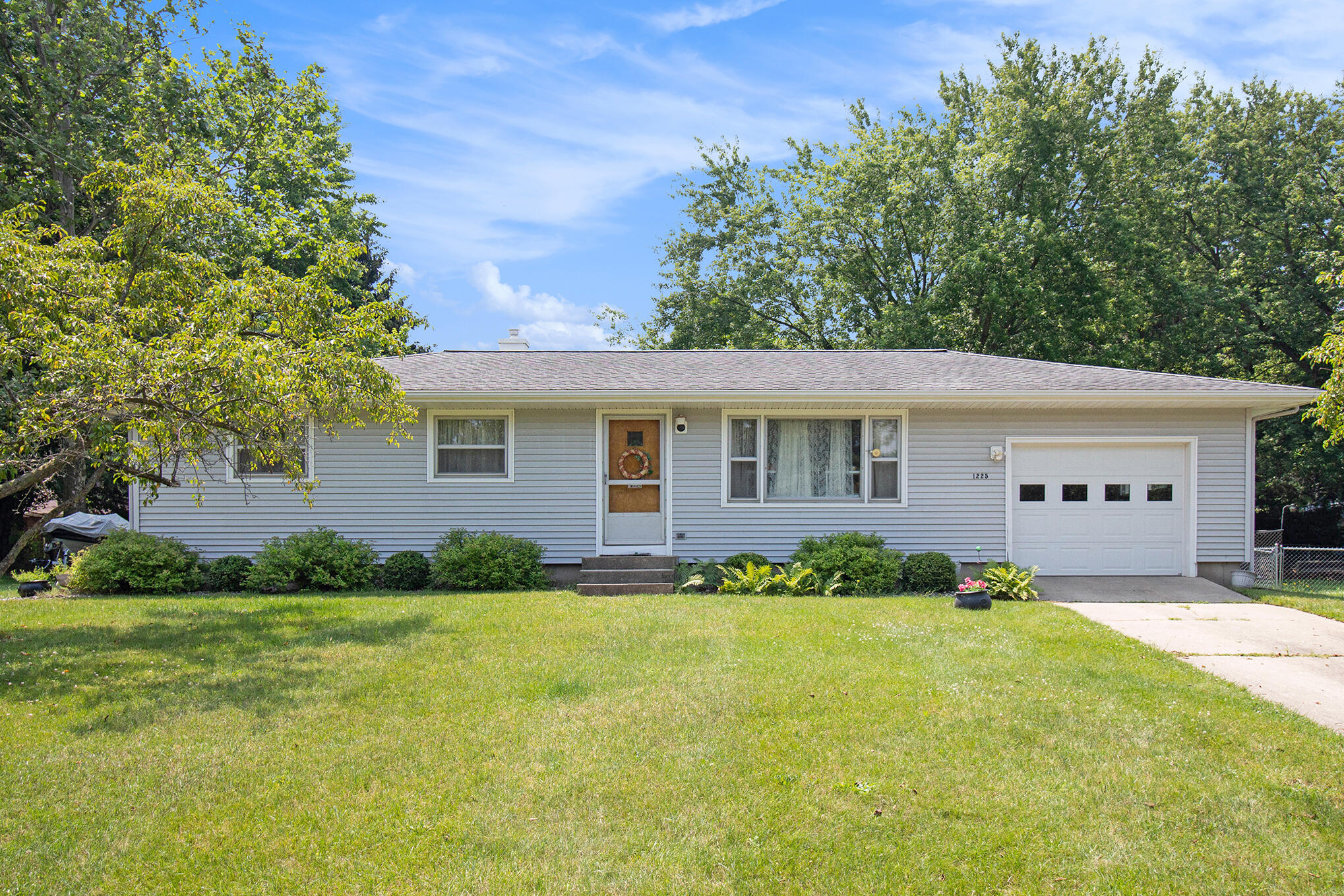 1225 Rockefeller Drive Jackson, MI 49203 - Photo 2 of 25 001_img_7865