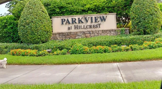 a sign of golf club on a wall