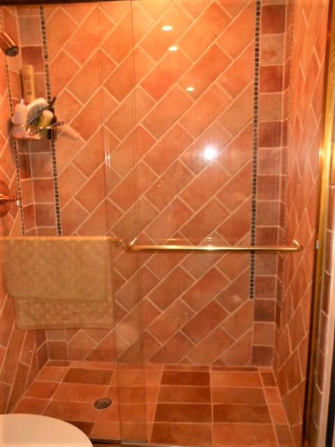 7735 Lakeside Boulevard, Unit G906 Boca Raton, FL 33434 - Photo 30 of 85 Guest Bath