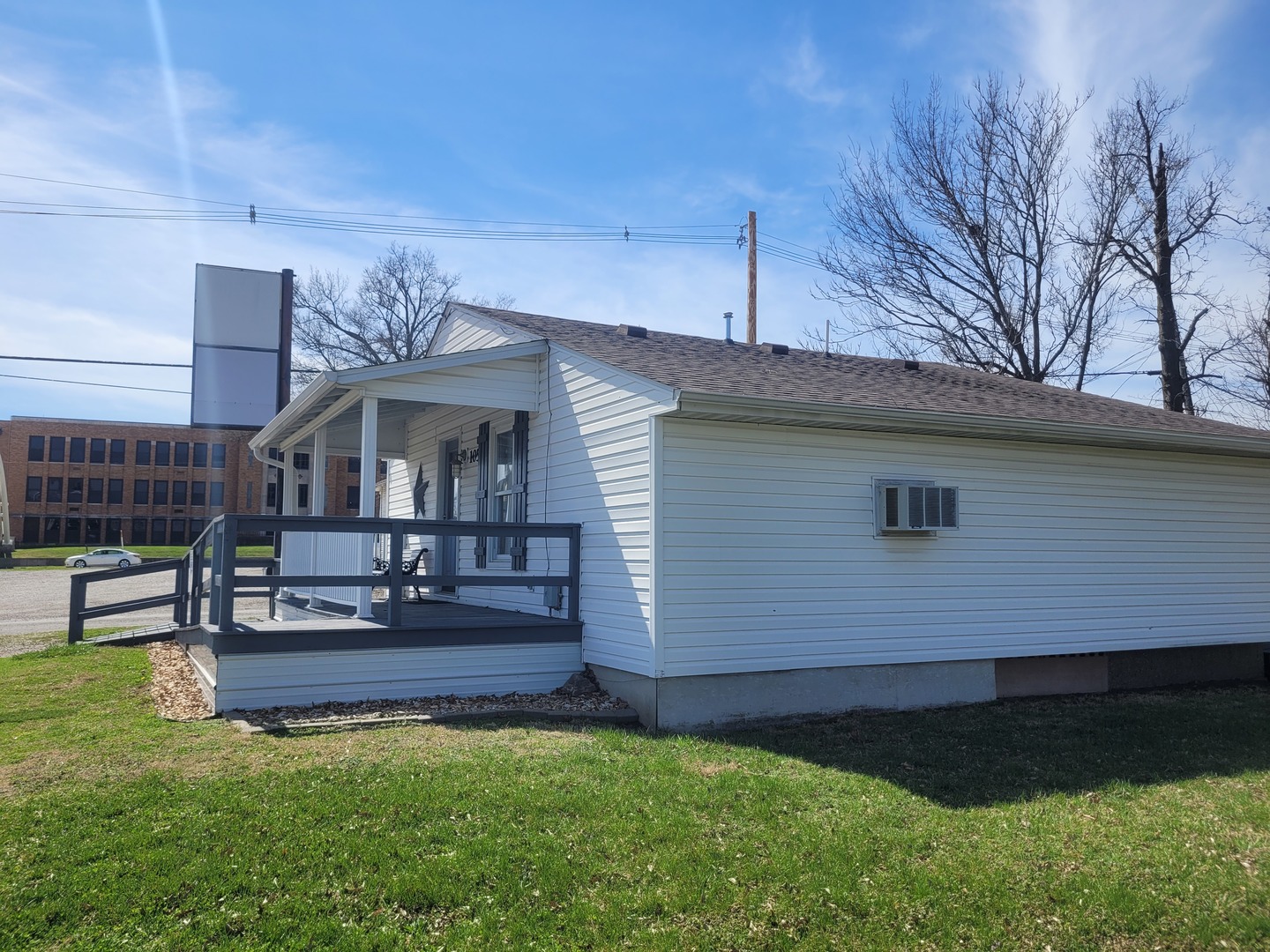 105 18th Street Mount Vernon, IL 62864 - Photo 3 of 16 a front view of house with yard and outdoor seating