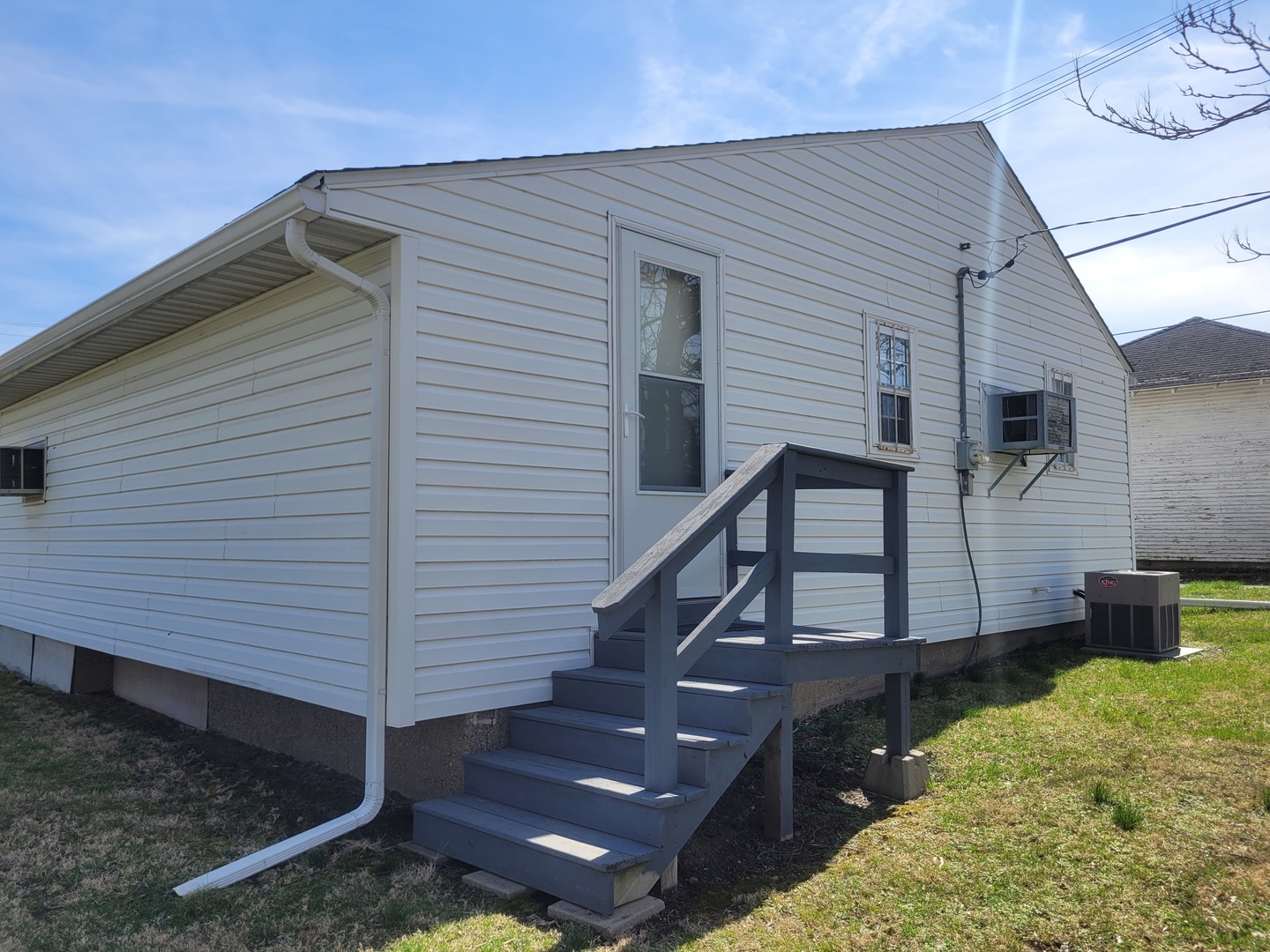 105 18th Street Mount Vernon, IL 62864 - Photo 4 of 16 a view of a house with a yard